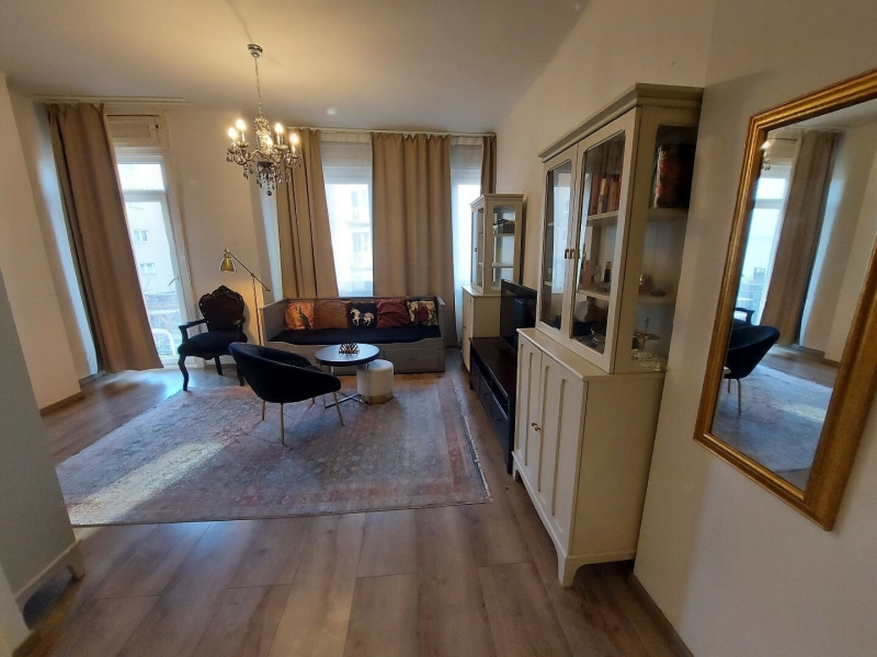 47 M2 + 2 M2 Balcón, plano recién renovado en Viziváros, cerca de Szélmán Square y Línea de Metro no. 2!
