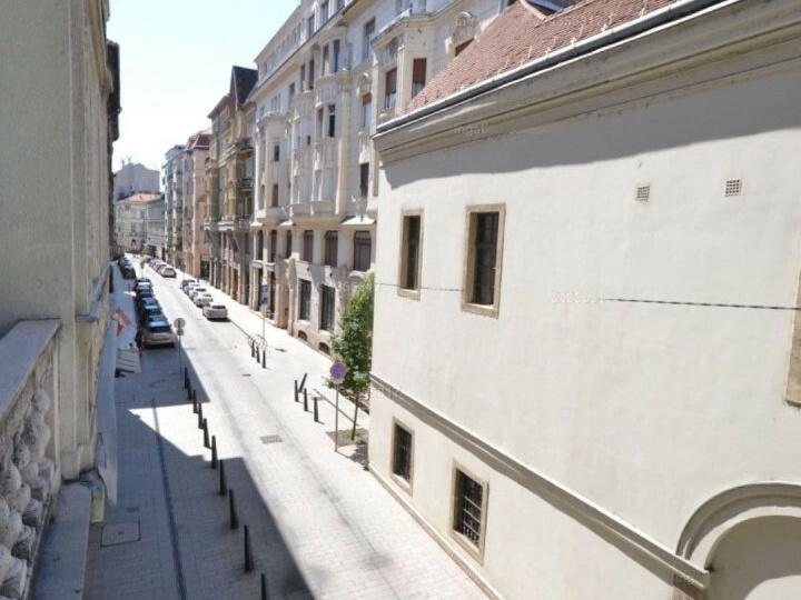 51 m2 edelsteen in een rustige afgelegen straat in het centrum van 5e district!