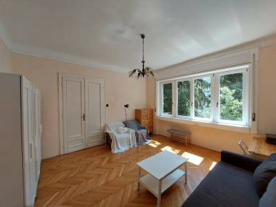 73 m2 flat with a 16 m2 balcony 200 m from St. János Kórház/Hostpital in good condition and with garden!