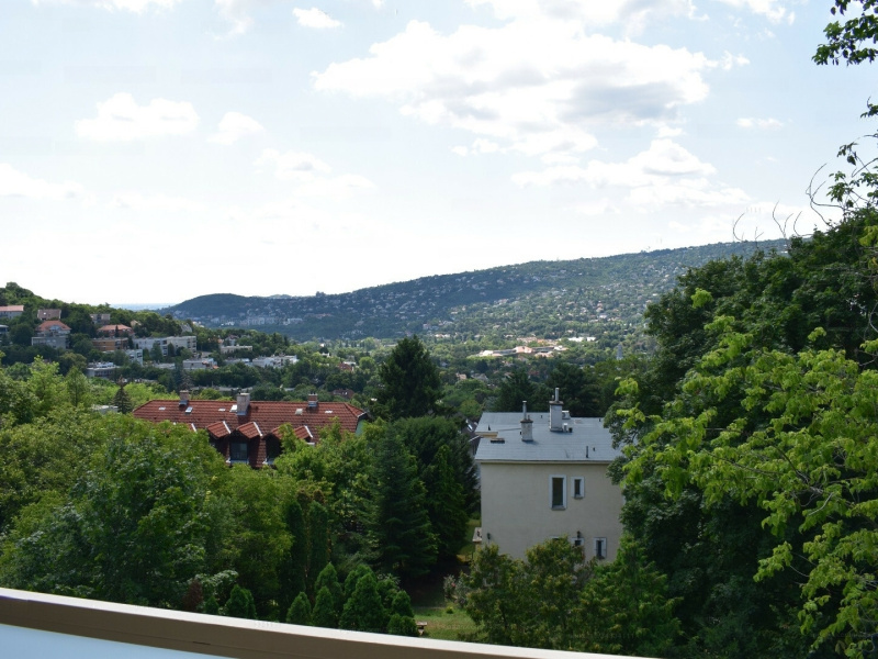Profitez de cette vue depuis votre propre balcon de 15 m2 d'un appartement de 81 m2 dans la région de Csatárka du 2e district!