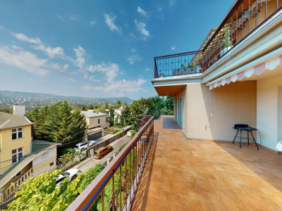 52 m2 terrace offers stunning view on Svábhegy from this 125 m2 renovated Rózsadomb flat!
