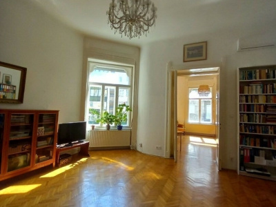 Inner Buda 80 m2 flat in good condition just off Margit híd!