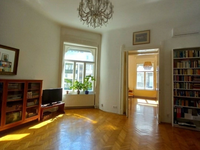Binnenste Buda 80 m2 flat in goede staat vlak bij Margit Híd!