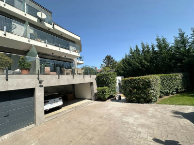Finish this 109 m2 flat in a pleasently green area with garden access in the 2nd district!