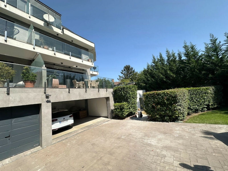 Terminez cet appartement de 109 m2 dans une zone agréablement verte avec un accès au jardin dans le 2e district!
