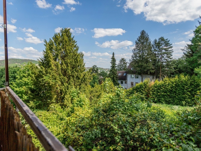 Very good price for a 59 m2 flat with a view and in good condition in the Buda Hills of the 2nd district!