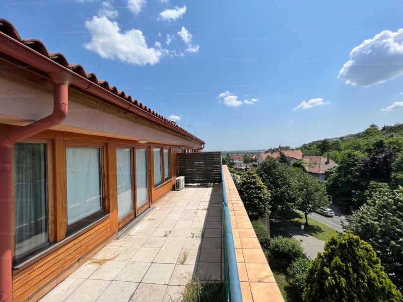 Eine geschmackvoll möblierte Penthouse -Wohnung auf 66 M2 mit einer riesigen Terrasse in einem Wohnhäuser vor Szépvölgyi út!