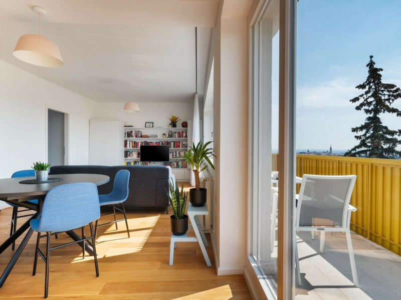 Bovenop Kissvábhegy, een 85 m2 gerenoveerde flat met een panoramisch uitzicht vanaf het balkon van 10 m2!