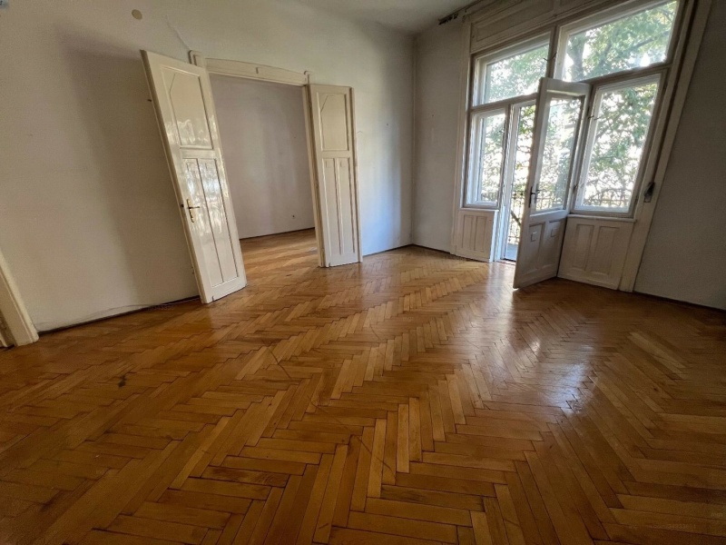 Zeer goed geleegd renovatieobject op 77 m2 + 3 m2 balkon op de 2e verdieping dicht bij Mom Park!