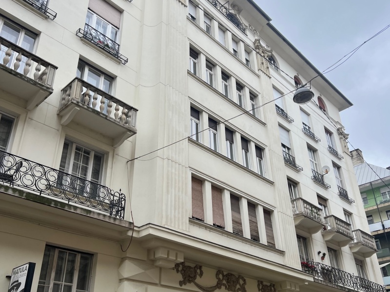 Een aankomende flat op 85 m2 in het 5e district en in een rustige straat dicht bij West End