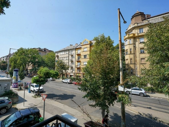 70 m2 emtiert und bereit, in gutem Zustand vor Böszörményi út in Distrikt 12 zu messen!
