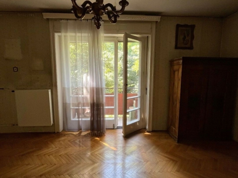 Buda belvárosának közepén, a kényelmi szolgáltatások és a tömegközlekedés közelében, még mindig buja kerttel szemben, egy ürített, készen áll a mozgásra kész 82 m2-es lakás!