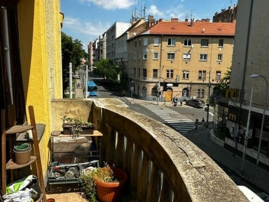 Next to Városmajor Park, a sunlit 81 m2 flat with a 5 m2 balcony in fair condition!
