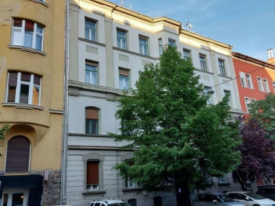 Between Városmajor and Vérmező Parks in a classic building a 108 m2 flat for a good price!