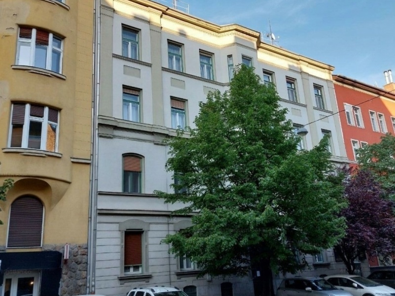 Between Városmajor and Vérmező Parks in a classic building a 108 m2 flat for a good price!