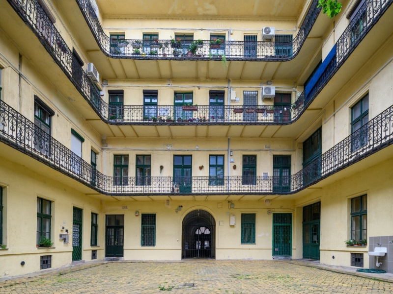 ¡Top piso en 93 m2 en un hermoso edificio clásico cerca de Széna Tér y Mammut!