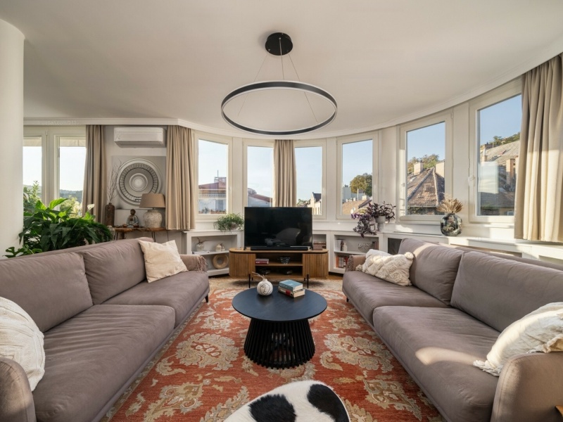 Top inkeping volledig gerenoveerd 122 m2 net onder de muren van Buda Castle!
