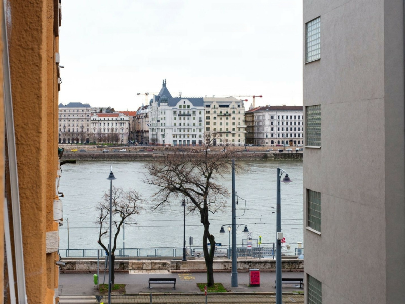 126 M2 3. Stock flach in gutem Zustand mit einer teilweisen Danube -Aussicht!