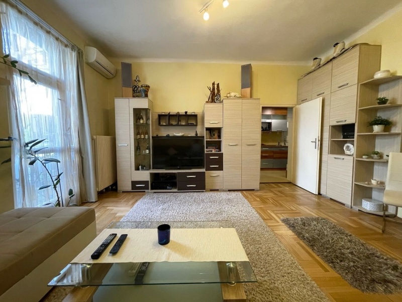 Lage kosten 43 m2 plat in goede staat nabij Vérmező!