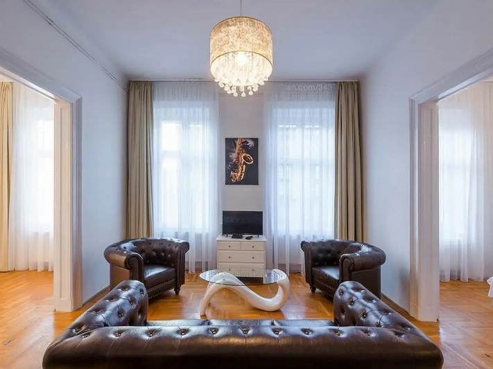 Investissez dans un Airbnb Ready Flat dans le 7e district avec 8 lits sur 104 m2!