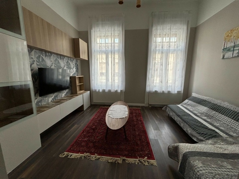 Op de hoofdboulevard nog in het 5e district, een 53 m2 appartement in het theater!