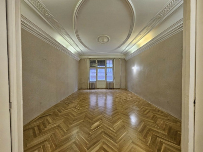 64 m2 flat with a 5 m2 balcony in good condition next to the British Embassy!
