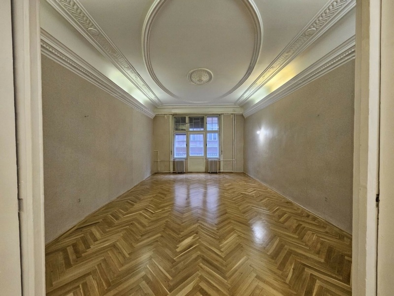 64 m2 à plat avec un balcon de 5 m2 en bon état à côté de l'ambassade britannique!