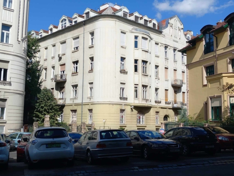 100 m2 gerenoveerde flat tegen een zeer goede prijs net onder Buda Castle in het 1e district!