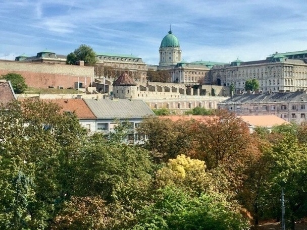 ¡85 m2 plano con balcones dobles con vistas al castillo de Buda!